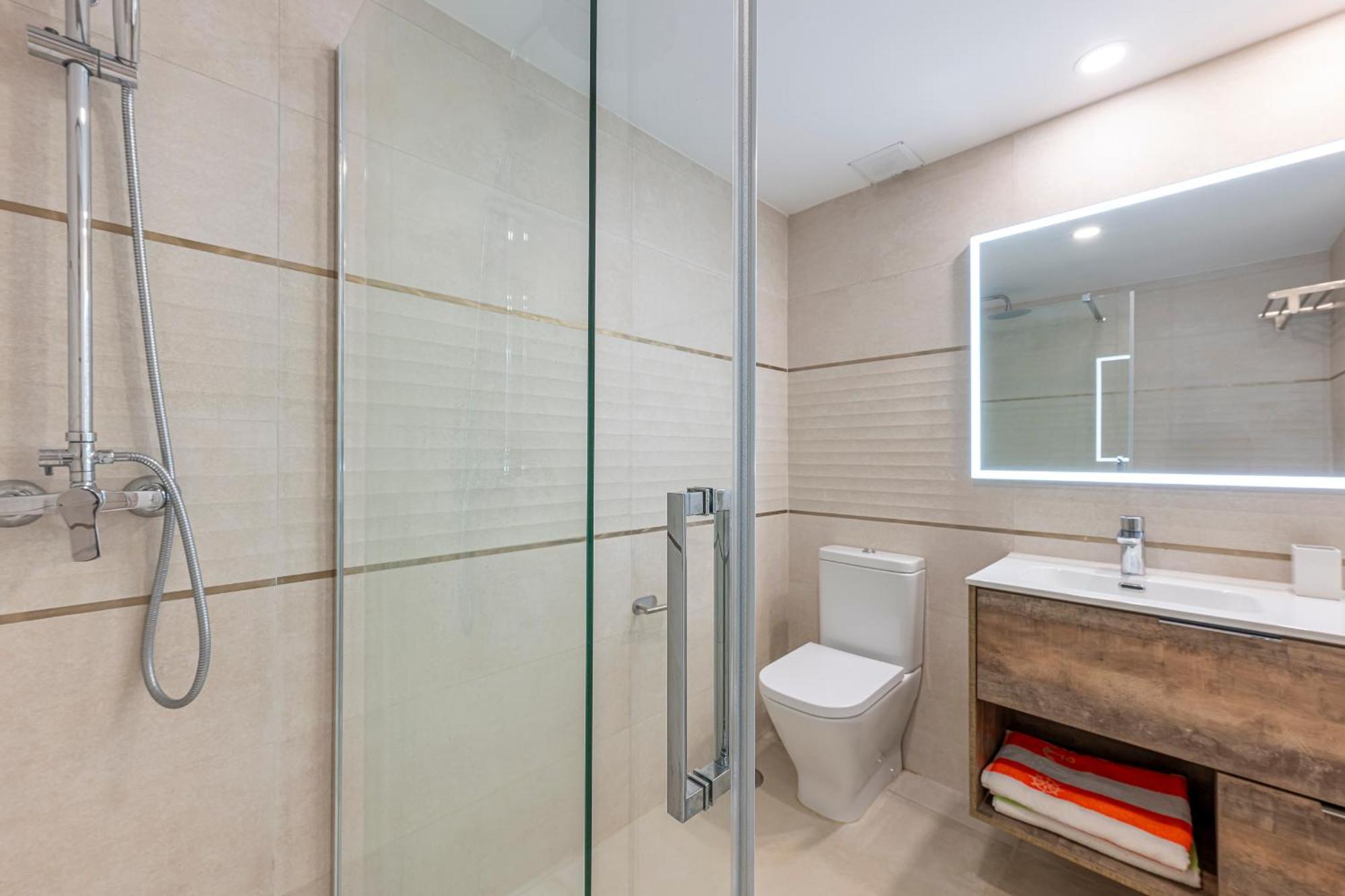 Center Bechfront 4 Persons Apartment Marbella